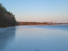 Lublin: lód na Zalewie Zemborzyckim wciąż ma kilkanaście centymetrów, ale może być bardzo niebezpieczny