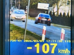 Nowa Wieś: 107 km/h a kwadrans wcześniej 66 km/h. Kierowca na 3 miesiące stracił prawo jazdy