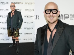 Facet w podkolanówkach na paskach jak podwiązki uderzył w Martę Nawrocką