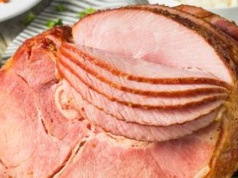 Wrzuć do wody przyprawy i mięso. Wyjmiesz pyszną, miękką i soczystą szynkę