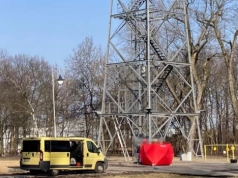 Mężczyzna, który skoczył z wieży spadochronowej w Parku Kościuszki, wcześniej się podpalił