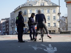 Straż Miejska alarmuje: setki wykroczeń rowerzystów i użytkowników hulajnóg w Krakowie