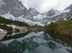 Turyści tłumnie idą nad Morskie Oko. A ta tatrzańska perełka wciąż pozostaje spokojna