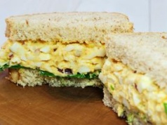 W PRL-u była kanapkowym hitem w piątki. Dodaję ekstra składnik i jest jeszcze zdrowsza i smaczniejsza