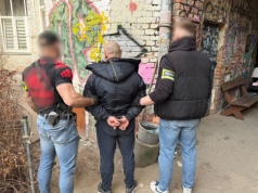 Skuteczna akcja na Pradze-Północ. Ponad pół kilograma narkotyków w piwnicznym oknie