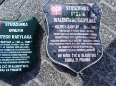 IPN sfinansował nowe tablice na studzience Walentego Badylaka w Krakowie