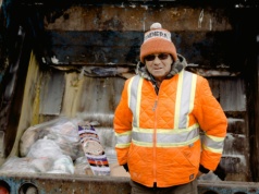 Kupują tonę książek za 500 zł i zarabiają na nich tysiące. Oto jak działa biznes z makulatury na Allegro