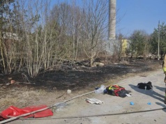 Palący się mężczyzna leżał w trawie. W akcji straż pożarna oraz śmigłowiec LPR