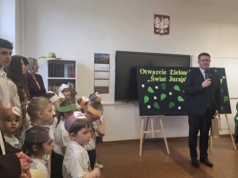 „Świat Jurajskiej Przyrody” otwarty w Zrębicach. Uczniowie będą uczyć się ekologii wśród zieleni