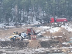 Dron przyłapał ich na gorącym uczynku. Zrzucali do wyrobiska coś czarnego