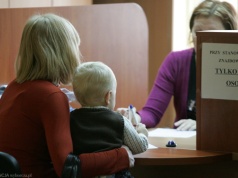Urząd wypłaca 1000 zł dla dziecka. Wiele rodzin odpada przez jeden warunek
