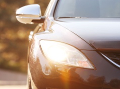 Naklejka rejestracyjna na szybie. Czy w 2026 r. nadal musisz ją mieć i czy grozi Ci mandat?