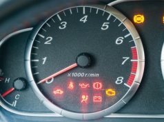 Na desce rozdzielczej pojawia się dziwny symbol. Kierowcy są w szoku, gdy poznają znaczenie