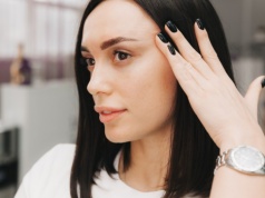 Tarczycowe brwi. Charakterystyczny objaw niedoczynności widoczny na twarzy