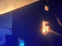 Nocny pożar w gospodarstwie pod Kołem. Dach się zawalił, w akcji 48 strażaków