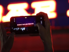 Tak wyglądał powrót kultowego neonu. „Bar Mleczny” znów świeci w Nowej Hucie