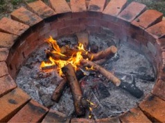 Rozpalanie ogniska na swojej działce. Oto co mówi prawo