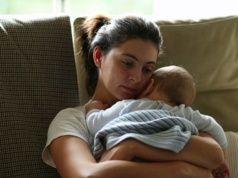 Urodziła drugie dziecko i nie radzi sobie z emocjami. "Starszy syn mnie denerwuje"