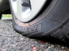 Zamiast zapasu: opony, na których po przebiciu pojedziesz – i nie tylko chodzi o runflat