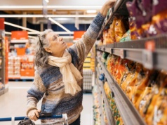 Tańsze zakupy dla osób powyżej 60 lat. Te dwie karty uprawniają do wielu zniżek i rabatów