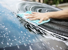Zapomnij o brudnych szybach. Działa lepiej niż myjnia automatyczna