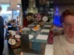 Palikot pomimo "bankructwa i bezdomności" nagrywa z luksusowego apartamentu