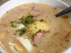 Na Wielkanoc robię żur z posztamfowanymi kartoflami. Do święconego jajeczka pasują idealnie.