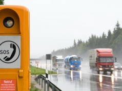 Pomarańczowy telefon na autostradzie. Przyda się, gdy nie ma zasięgu