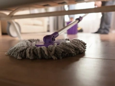 Dodaj trzy składniki do wiaderka. Podłogi lśnią i pachną przez cały tydzień