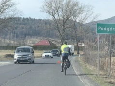 Samochody kontra rowery na drodze. Tylko wzajemny szacunek poprawi bezpieczeństwo