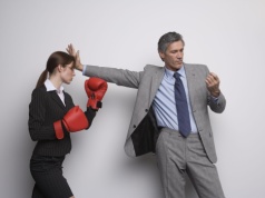 Zaskakujące badanie Ipsos: Młodzi mężczyźni skręcają w stronę patriarchatu. Czy to prawda?