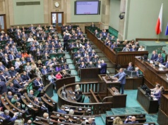 PiS postawił na "złego konia"? Na szczycie nagłe przetasowania. Nowy sondaż nie pozostawia złudzeń
