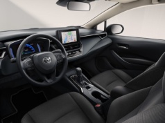 Corolla w sedanie dawno nie była tak tania. Do wyboru benzyna 1.5 lub hybryda 1.8