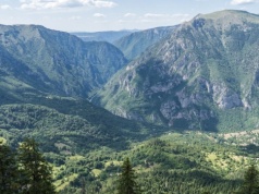 Kanion rzeki Tary porównywany jest do Wielkiego Kanionu. Okolica zachwyca