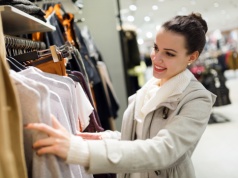 Styl „frugal chic girl” supertrendem 2026 roku. Sprawdzi się bez względu na wiek