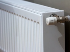 Kaloryfer nie musi rzucać się w oczy. Tak możesz go ukryć. Zobacz patenty od projektantów