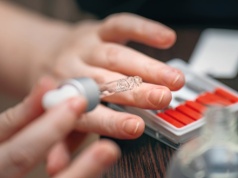 Kobiety rezygnują z hybryd, a nawet z lakieru na paznokciach. Salony śmieją się z byłych klientek