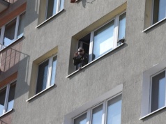 Były żołnierz WOT grozi skokiem z 6. piętra wieżowca na Podgrodziu