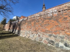 Biały nalot na murach miejskich w Słupsku. Błąd, brak czasu, złe materiały… czy nic z tych rzeczy?