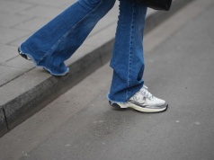 Modne białe sneakersy na wiosnę 2026. Oto 5 modeli, które pasują do wszystkiego i wcale nie są nudne