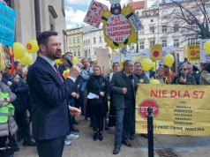 Prezydent Aleksander Miszalski razem z protestującymi przeciwko S7 Kraków-Myślenice: „Nie będzie zgody na poprowadzenie tej drogi przez południe naszego miasta”