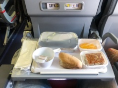 Jedzą przed lotem, a później stoją w kolejce pod toaletą. Te produkty zmieniają podróż w koszmar