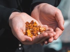 Na "złocie Bałtyku" można nieźle zarobić. Tłumy ruszyły na plaże