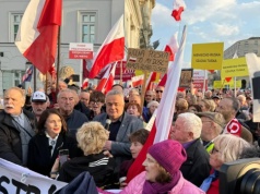 Wiec poparcia dla prezydenta Nawrockiego. Sakiewicz: w SAFE zapisano 3 miliardy na łapówkę dla dziennikarzy