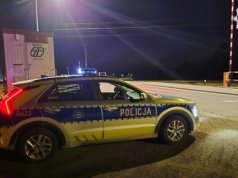 Uszkodził dwa szlabany na strzeżonym przejeździe kolejowym i… odjechał!