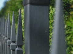 Koniec z takimi bramami i płotami. Od 20 września zmiana przepisów