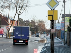 Każdy kierowca jeździ "po kiełbasie". To określenie nie ma nic wspólnego z jedzeniem, ale pomaga