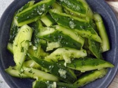 Zapomnij o mizerii. Ta surówka z ogórków małosolnych pasuje do każdego obiadu