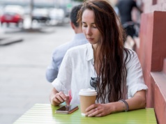 Solo randki stają się trendem, ale nie są dla każdego. "Czułam się dziwnie", "Mam jakiś opór"