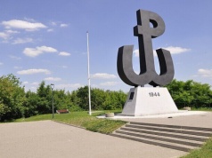 Warszawa: wyrwano krzyże z Kopca Powstania Warszawskiego. Prokuratura została powiadomiona o przestępstwie